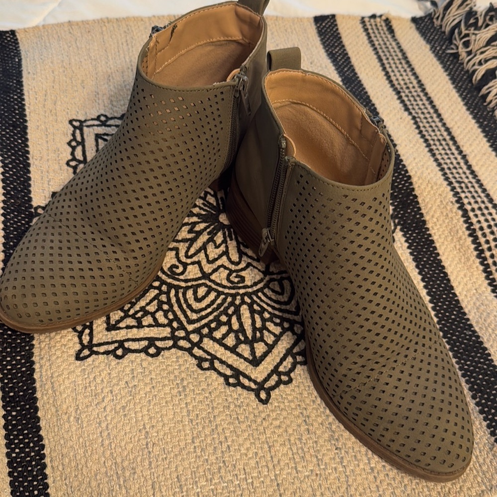 Size 8 green booties